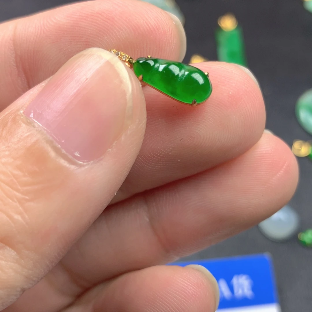 【闪购商品】颈饰18K金镶嵌翡翠翡翠
