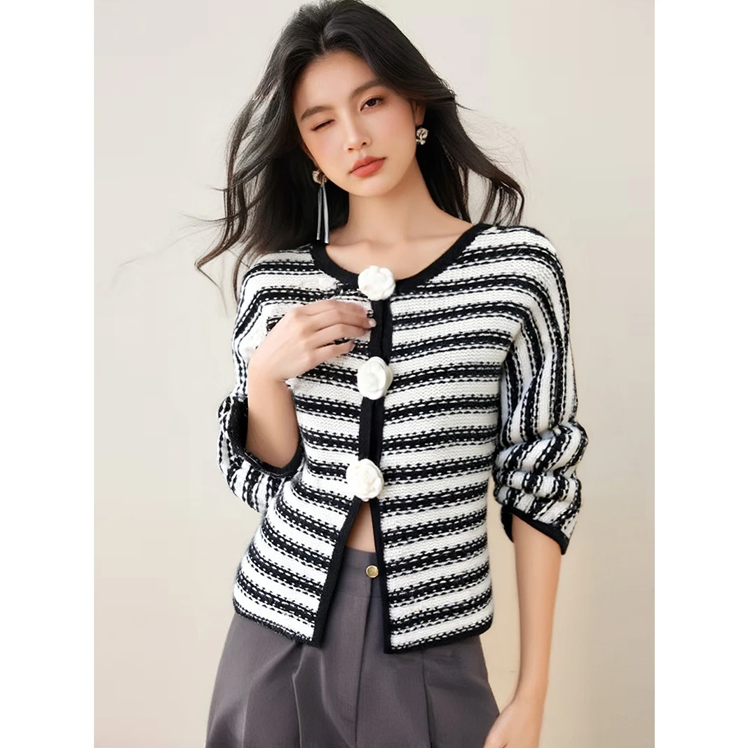 实拍2025新款法式山茶花高级感针织衫毛衣小众条纹设计感开衫外套