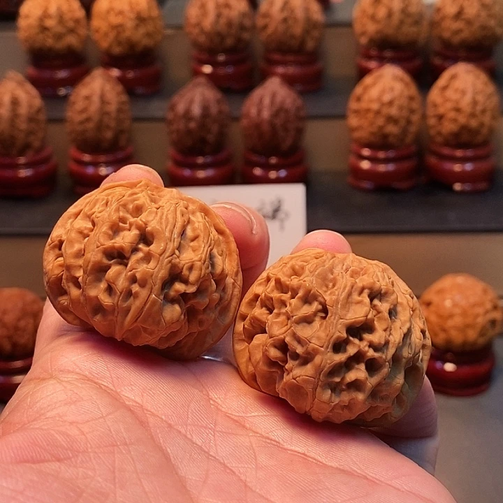 相***拥桃核把件40尺苹果园