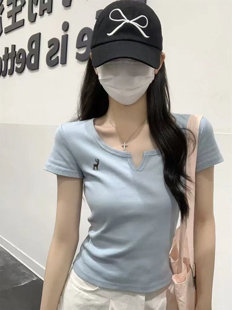 2025夏季新款小V领韩版小鹿刺绣修身百搭小个子短款高级感上衣t恤
