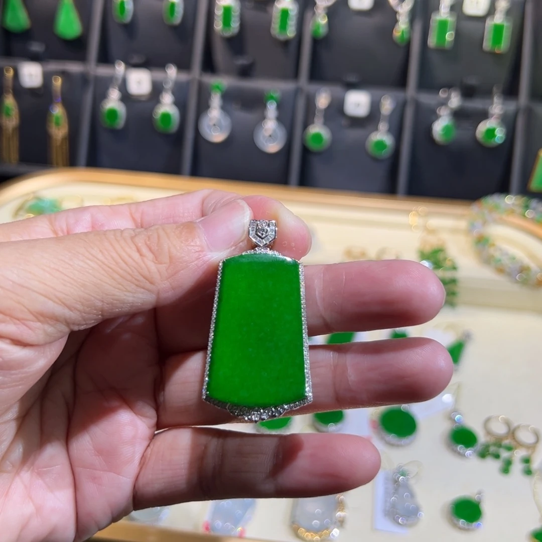 18K金镶嵌翡翠耳饰吊坠