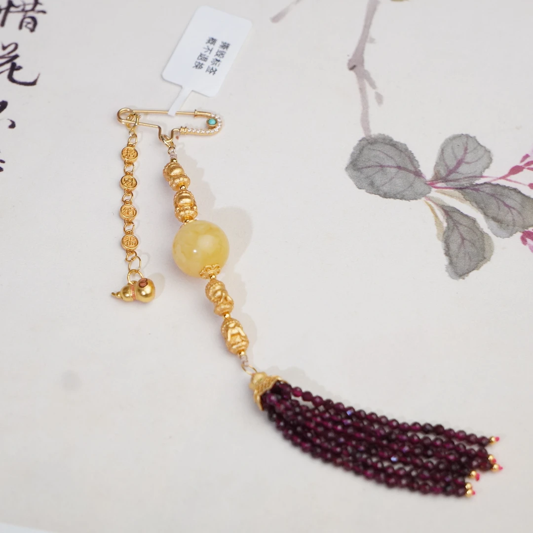 诗杬·蜜蜡单珠四不和尚石榴石925银胸针