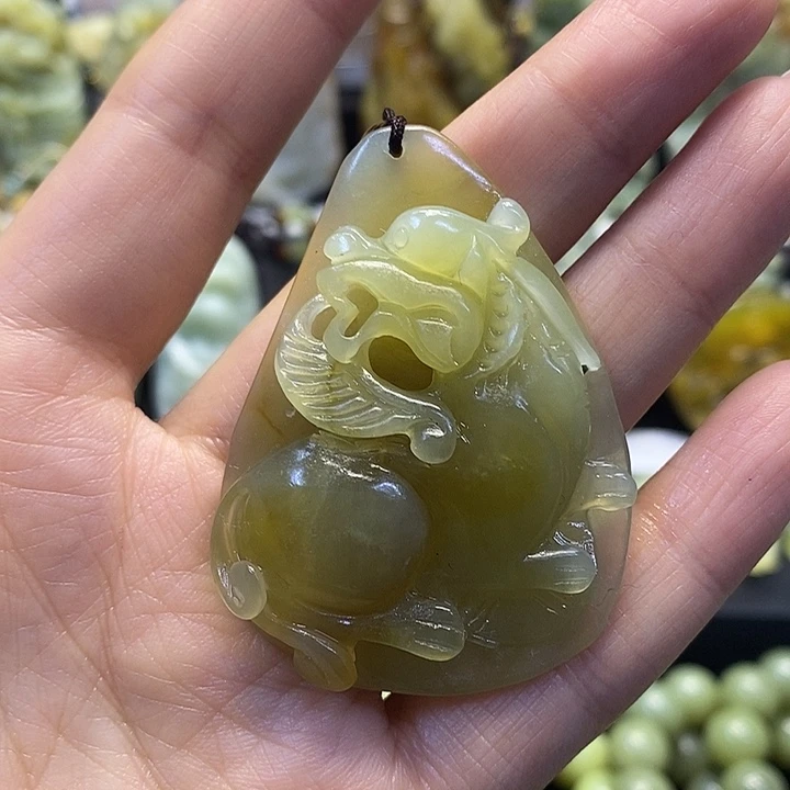 蛇纹石玉未镶嵌颈饰