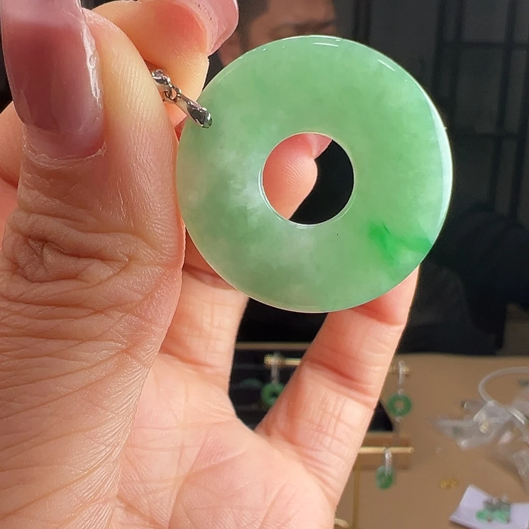 翡翠18K金镶嵌颈饰吊坠