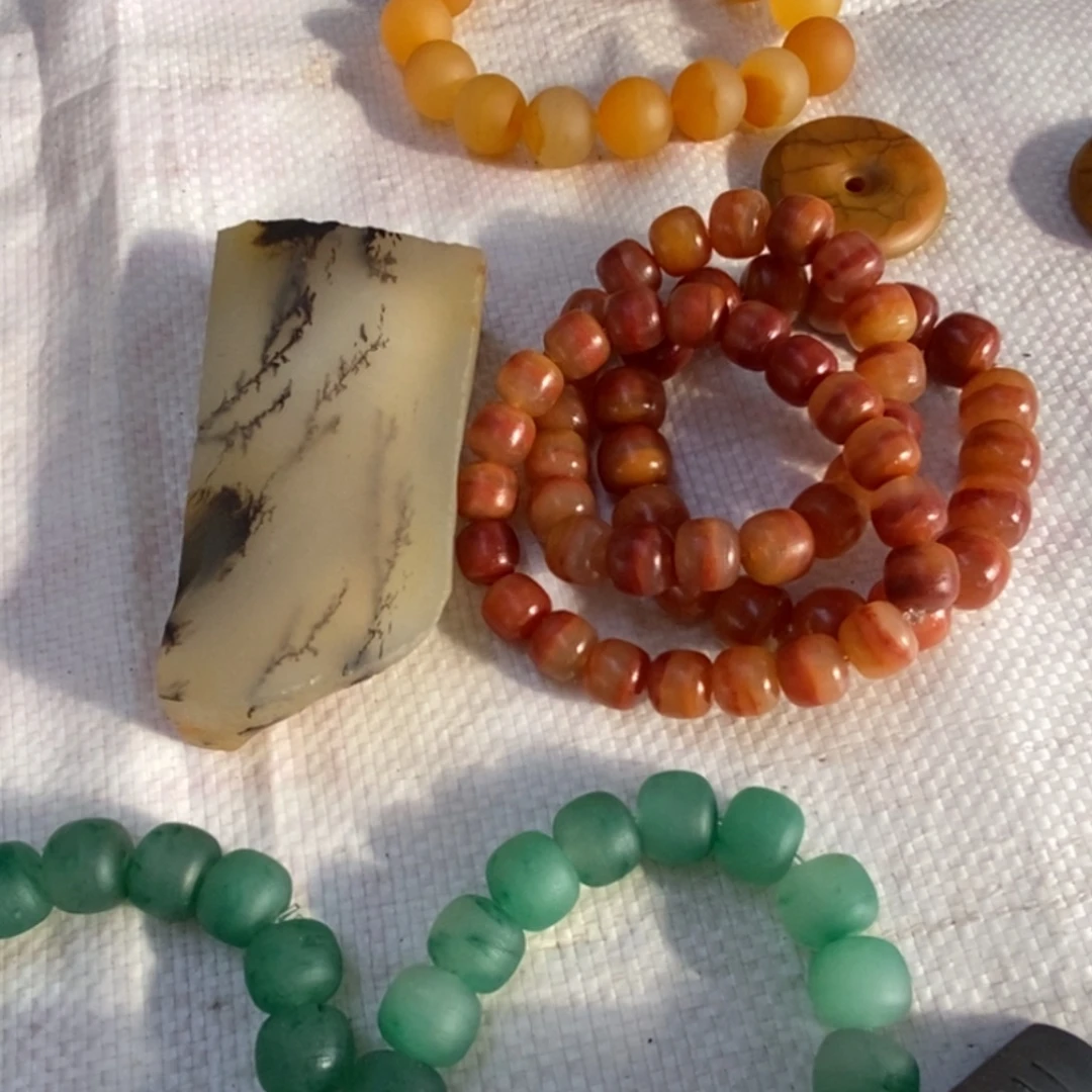 石英质玉（黄龙玉）合金颈饰