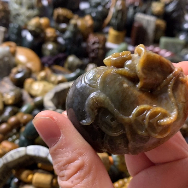 未镶嵌岫岩河磨玉（透闪石质玉）把件