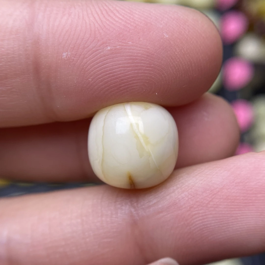 蜜蜡奶白沁色老型配饰12.2×11.6mm清货不退，带沁色纹孔有个小针眼