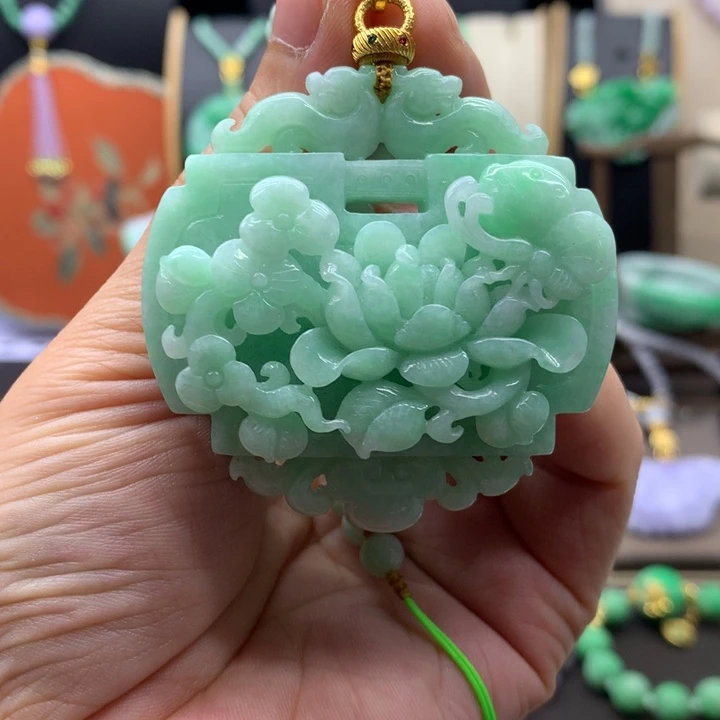 翡翠未镶嵌吊坠(赠链)