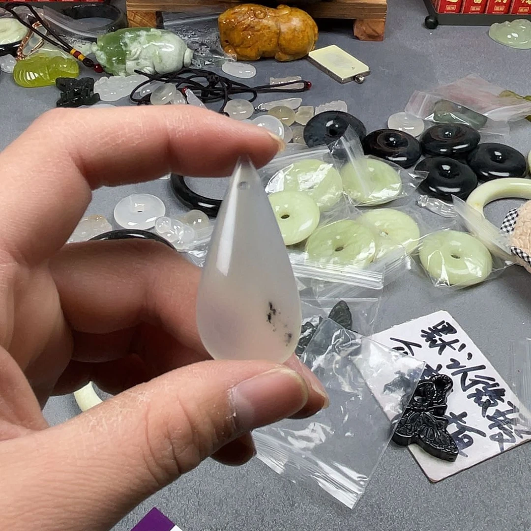 蛇纹石玉颈饰未镶嵌