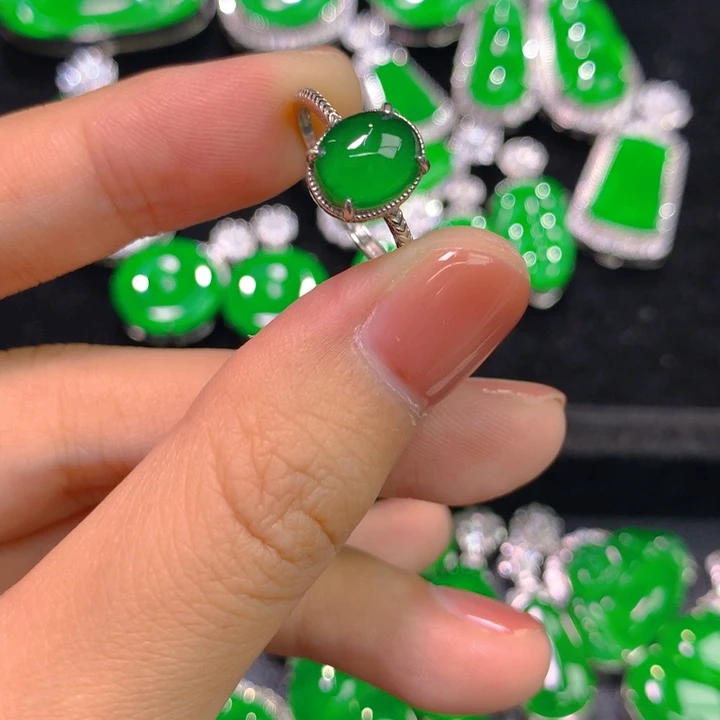 翡翠银S925镶嵌戒指一个