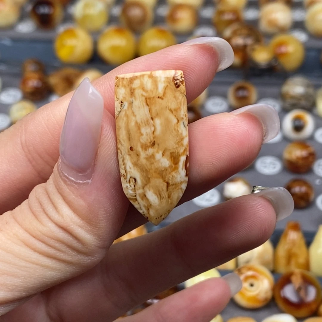 琥珀颈饰未镶嵌宝剑