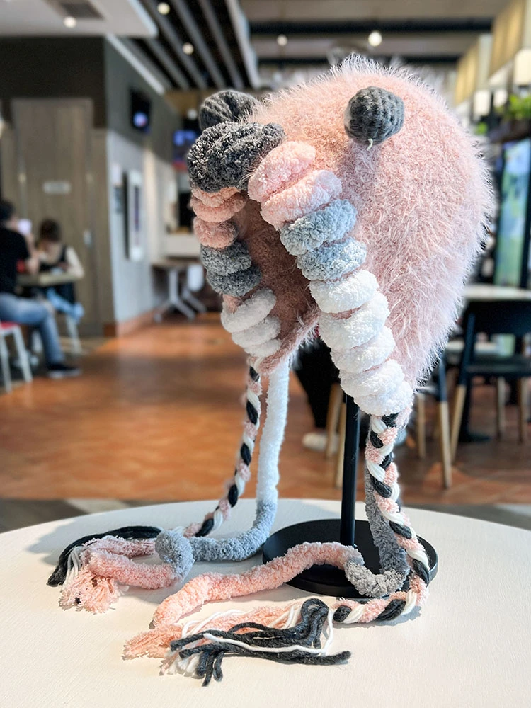 可爱小怪兽毛绒帽子秋冬季保暖护耳帽手工钩织雷锋帽雷锋护耳帽