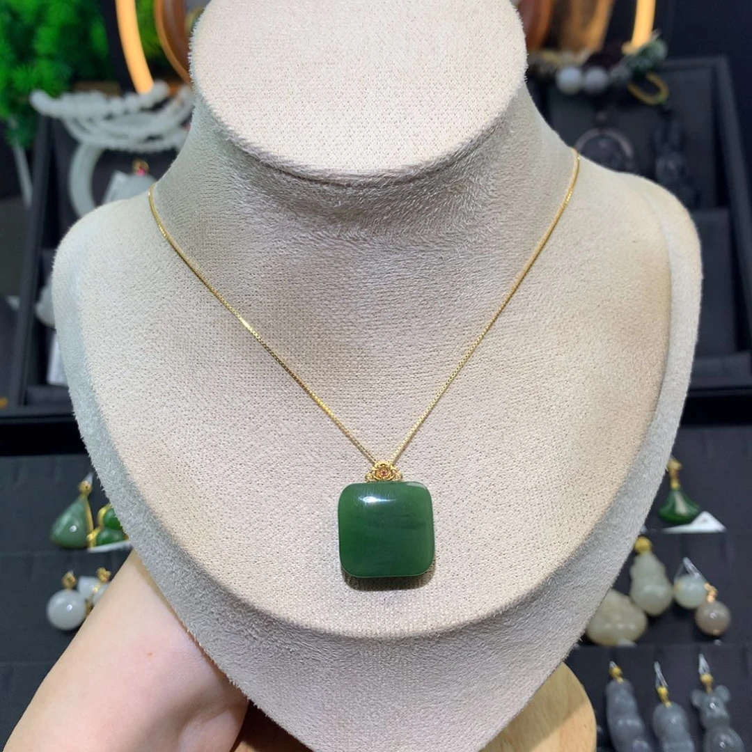 和田玉18K金镶嵌吊坠(赠链)