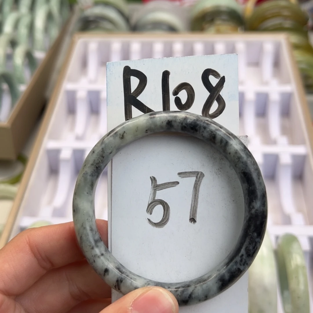 岫玉手镯未镶嵌天然岫玉微瑕，可以正常佩戴