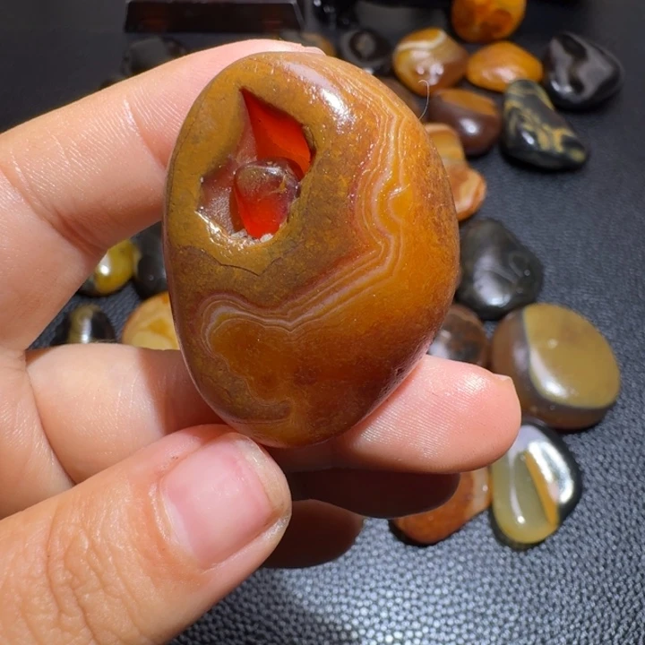 七***牛瓷片马达加斯加奇石手把件浮雕