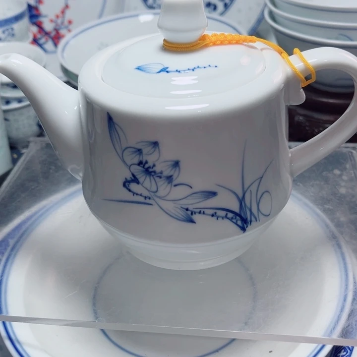 青花玲珑手绘荷花小壶