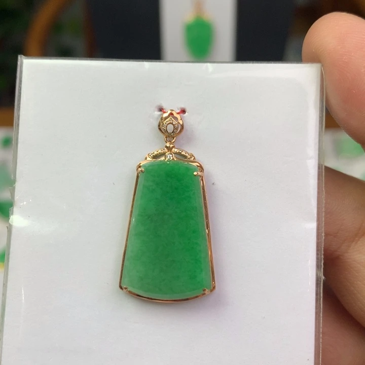 翡翠18K金镶嵌颈饰翡翠