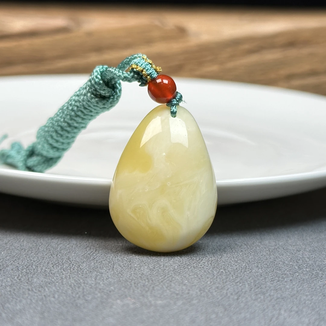 Y2074 天然蜜蜡鸡油黄白花水滴牌22*32*10mm 支持复检 假一罚四