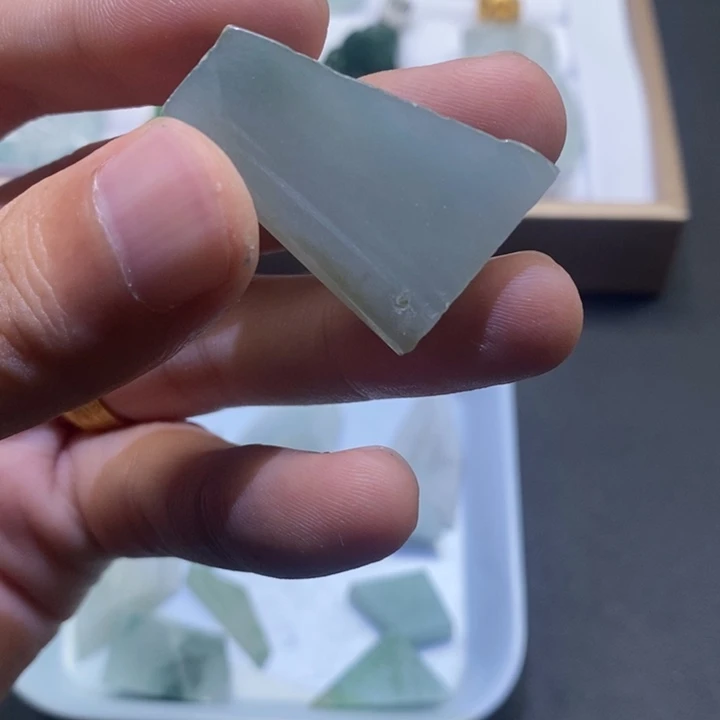 翡翠未镶嵌颈饰挂件