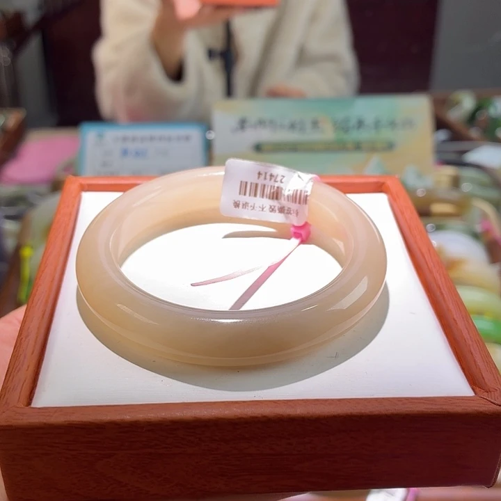 和田玉未镶嵌手镯50。 56