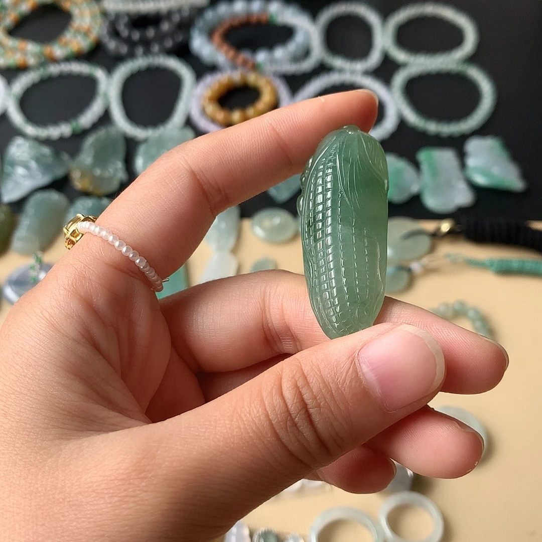 翡翠未镶嵌颈饰玉米