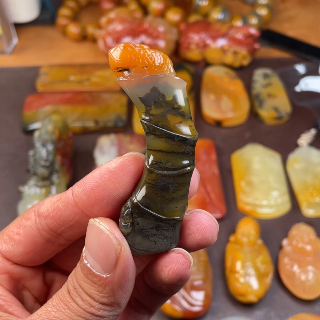 未镶嵌石英质玉（黄龙玉）颈饰
