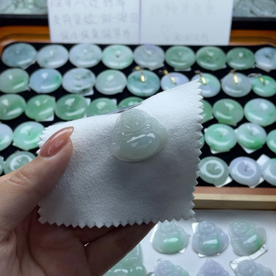 翡翠颈饰未镶嵌佛公