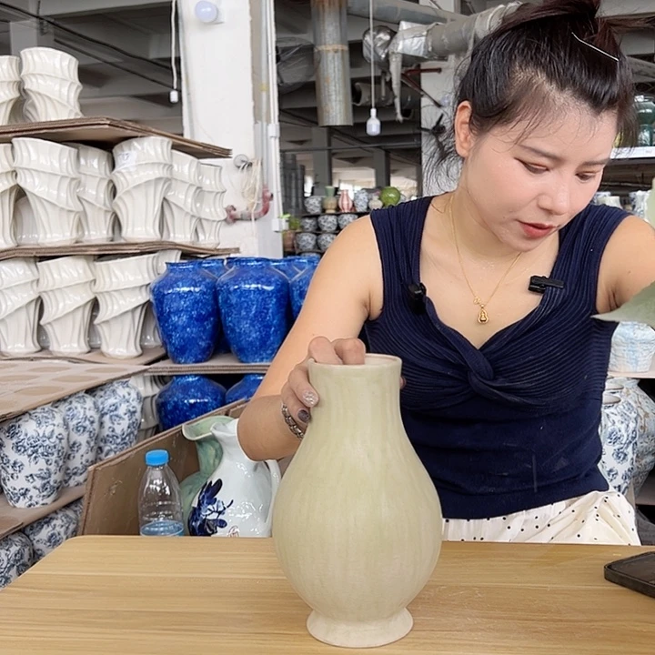 景德镇陶瓷花瓶高23口径7