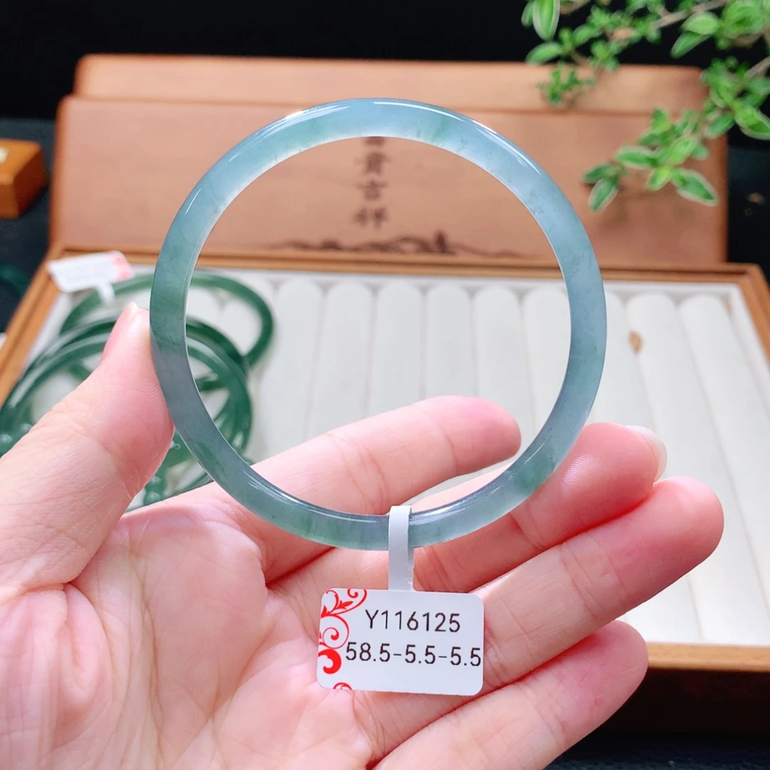 翡翠未镶嵌手镯（圆镯）