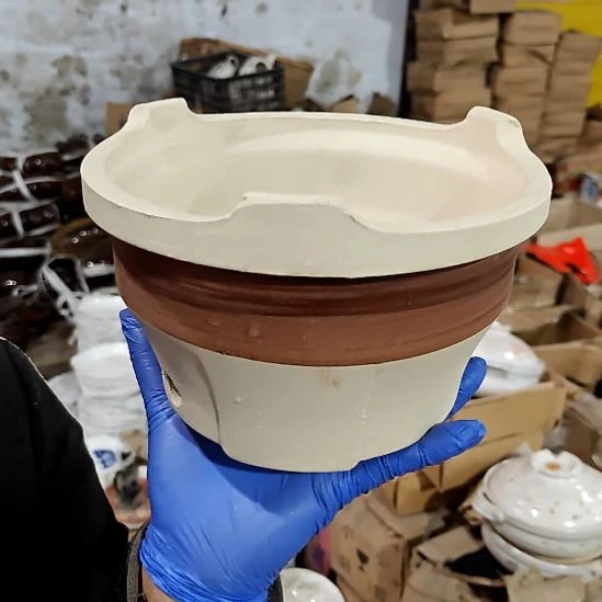 瓷片盘子碗茶壶啥都有