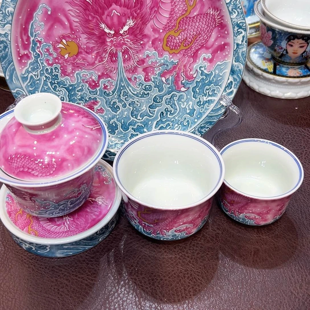 摆件景德镇陶瓷艺术展在上海举办期间举行