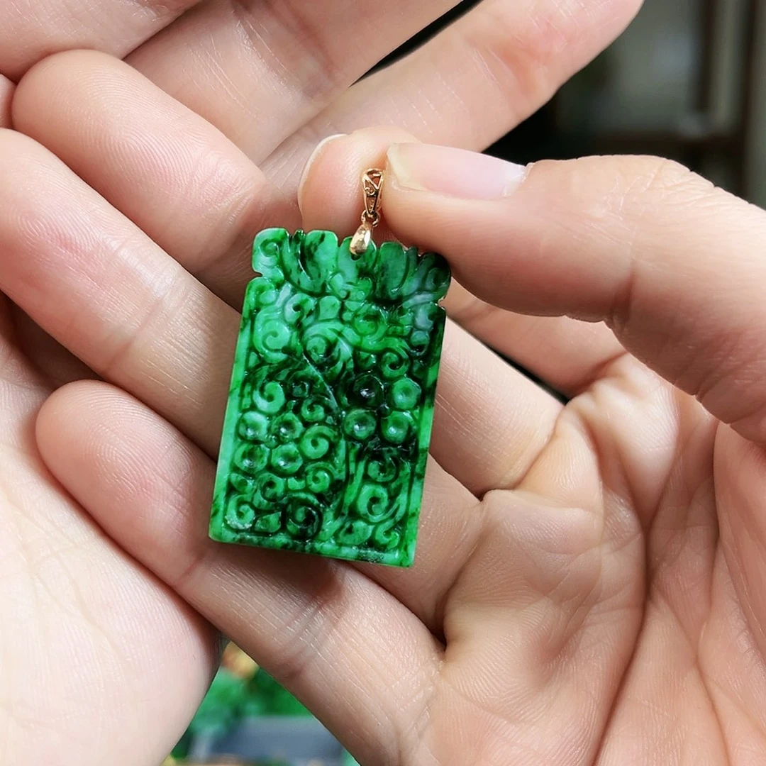 翡翠颈饰18K金镶嵌吊坠