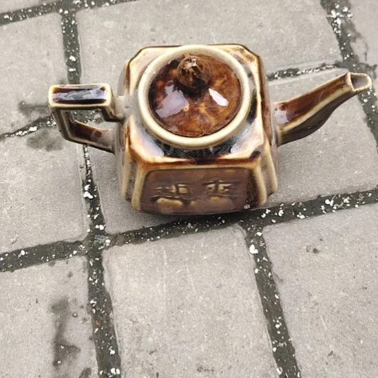 傲***雪陶瓷品相如图所示茶壶