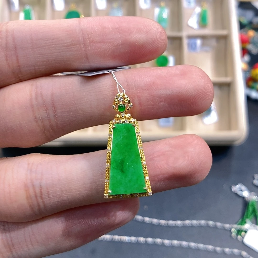 翡翠颈饰18K金镶嵌无事牌