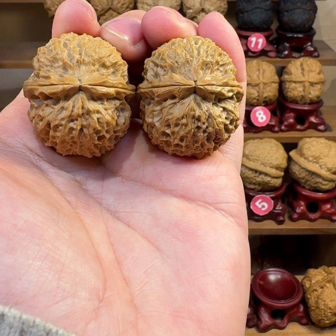 铁核桃把件臻龙铁绣球