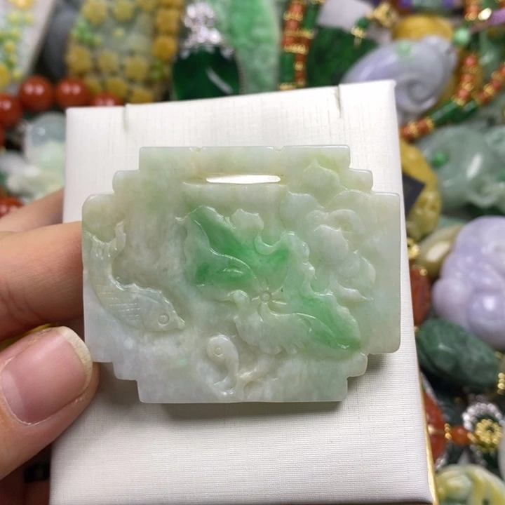 翡翠未镶嵌吊坠(赠链)