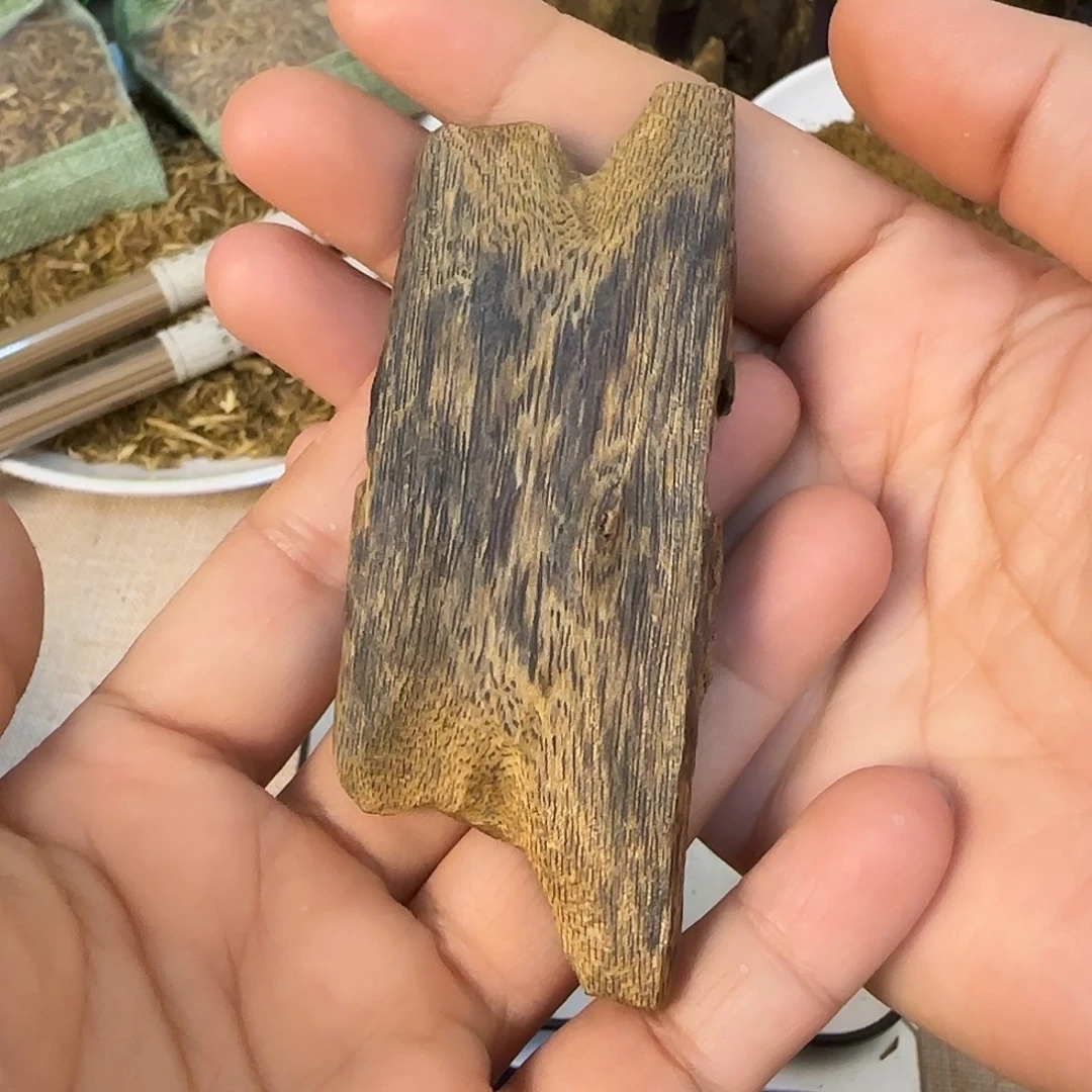 沉香碎屑沉香绿奇楠蓝宝石块料14克