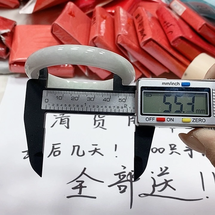 翡翠手镯未镶嵌42。