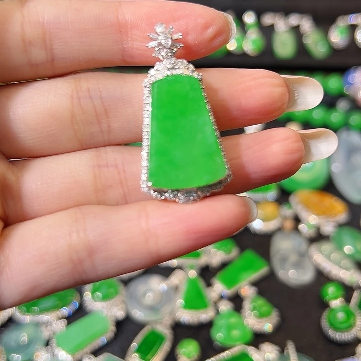 翡翠18K金镶嵌颈饰吊坠