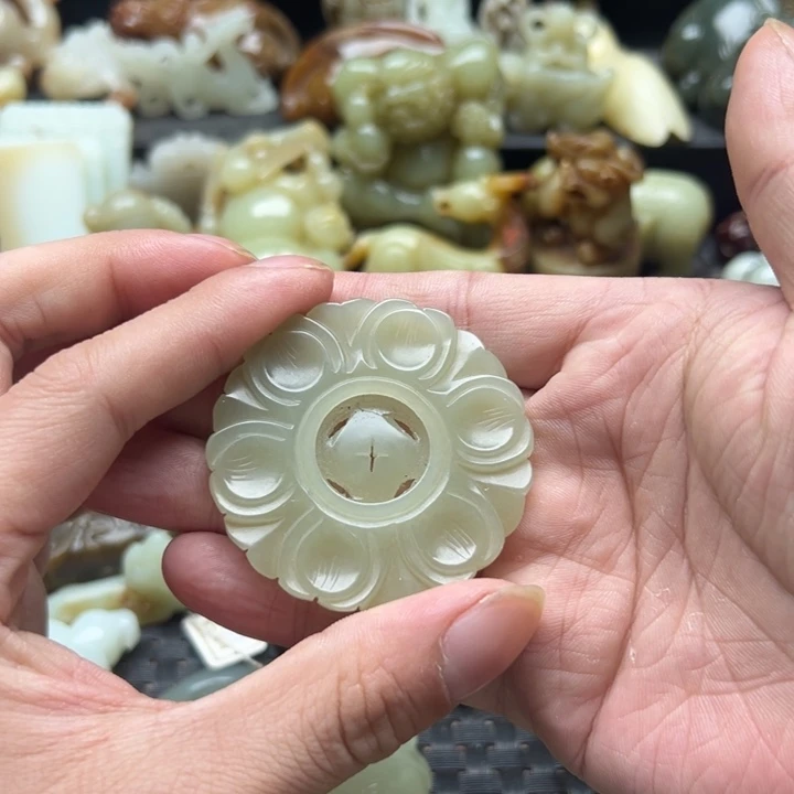 颈饰未镶嵌和田玉（糖玉）