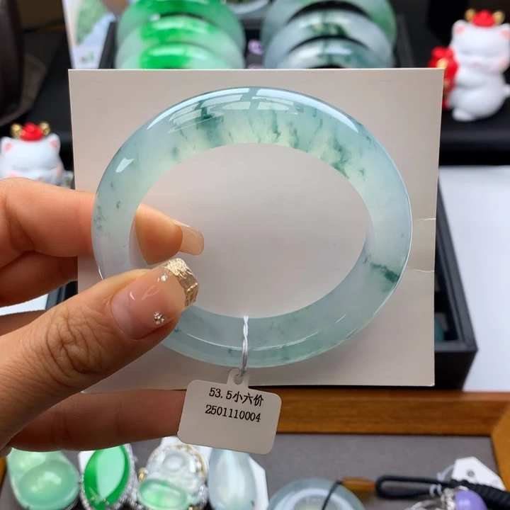 翡翠手镯未镶嵌正圈