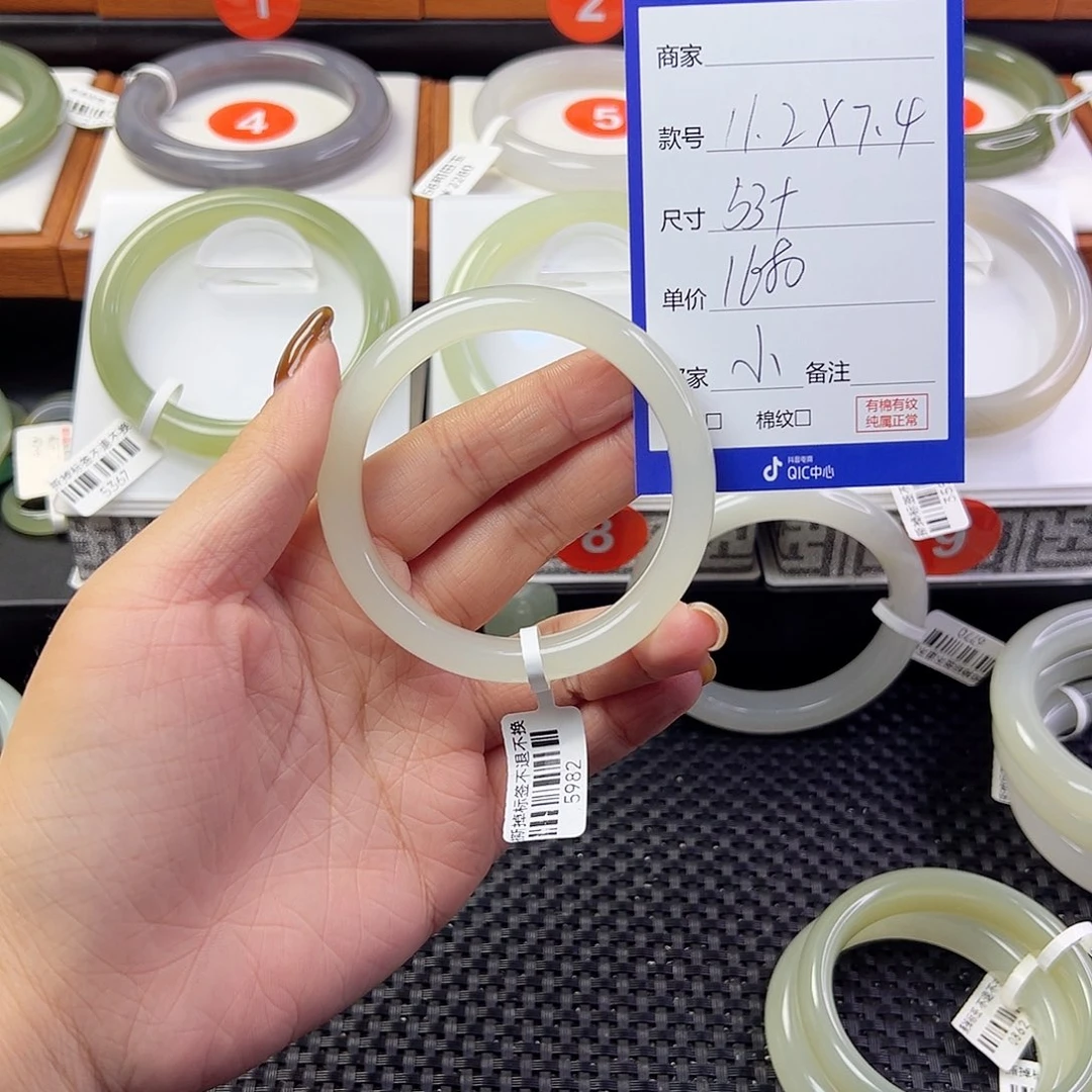 小***津和田玉未镶嵌手镯