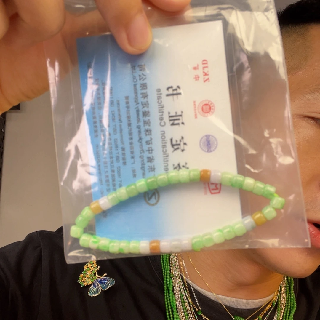 翡翠未镶嵌颈饰一件