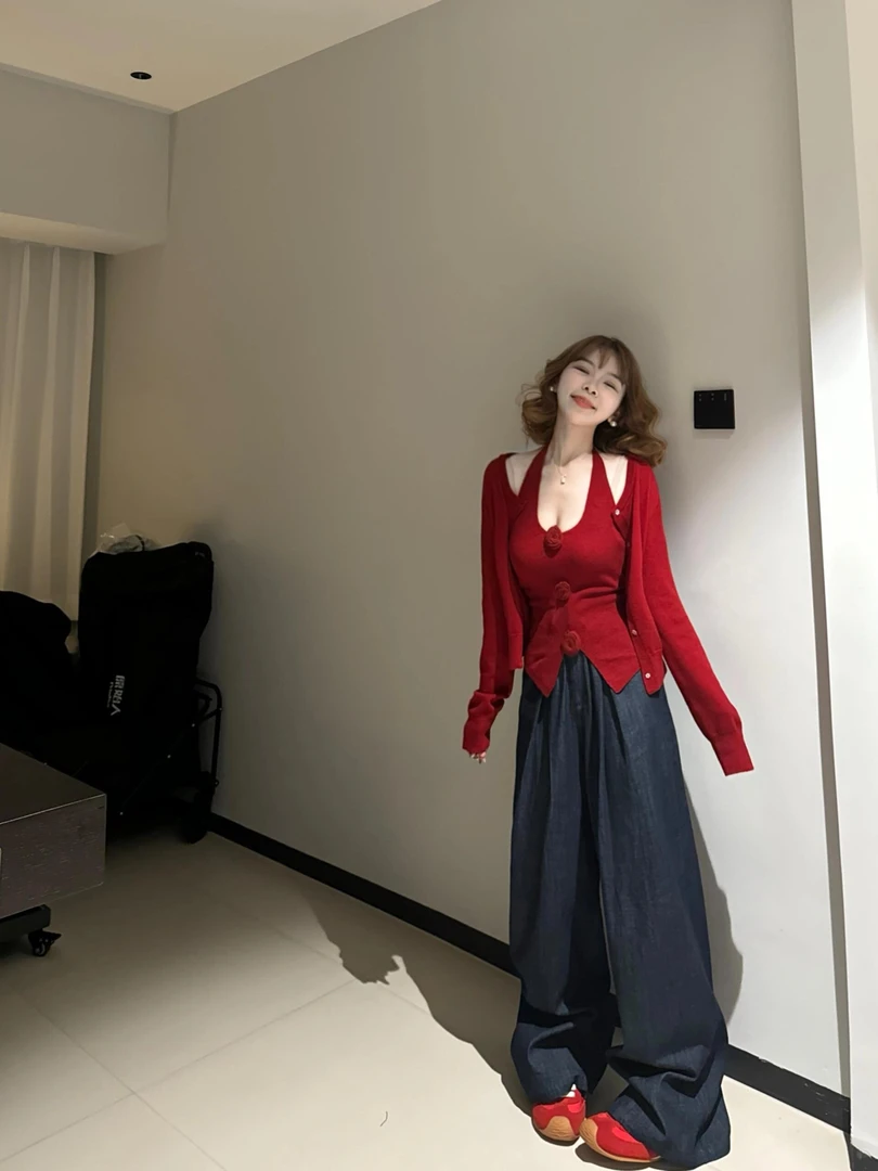 夏季新款气质法式红色针织开衫花朵挂脖背心上衣高腰阔腿裤三件套