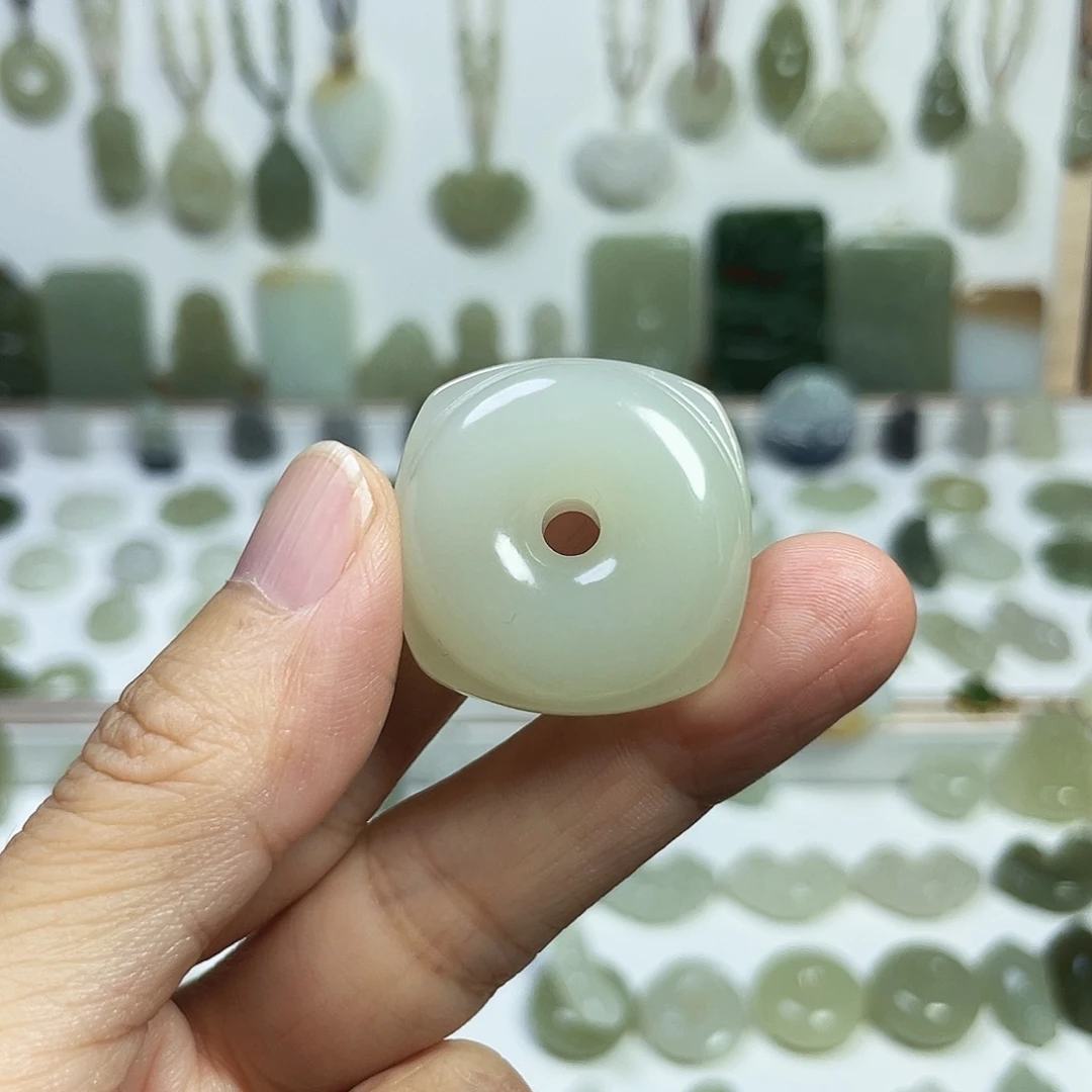 颈饰未镶嵌和田玉梅**郝