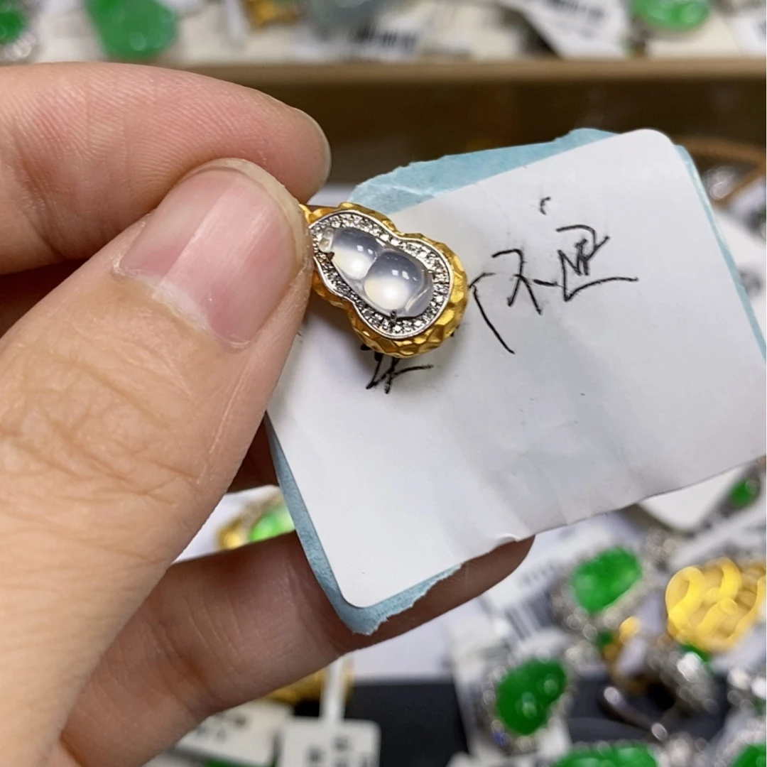 【闪购商品】颈饰18K金镶嵌翡翠吹****刀吊坠