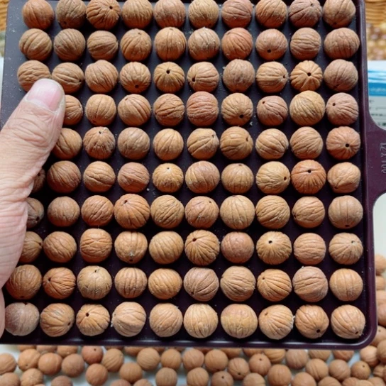 白玉菩提吊坠瑕疵14凤羽100颗