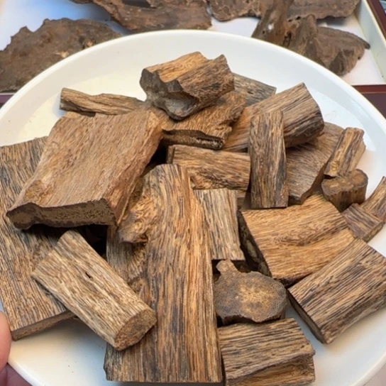 沉香摆件福****司绿奇楠老料牌142克