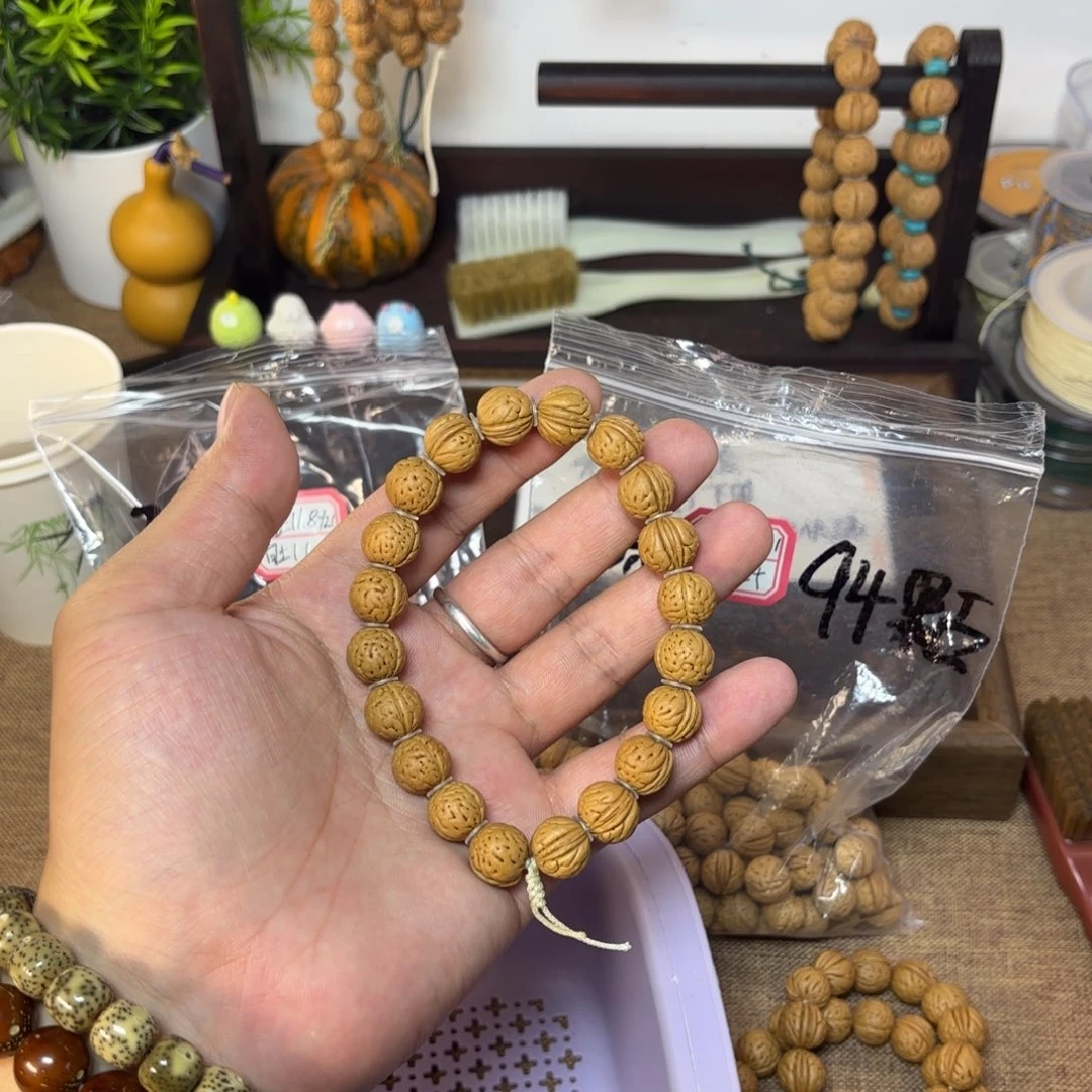王***文玩核桃手串山西脑纹桃核手持