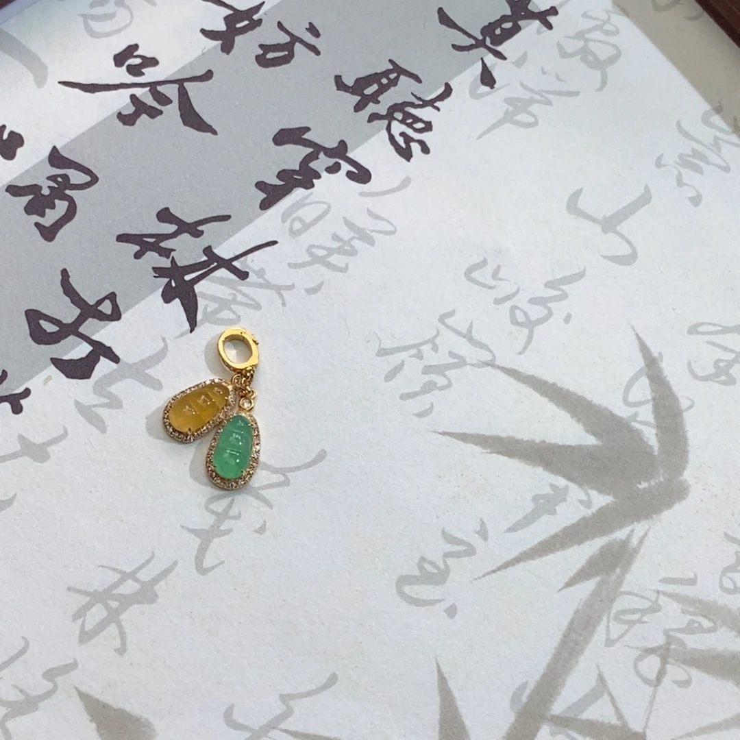 拉***。颈饰18K金镶嵌翡翠翡翠